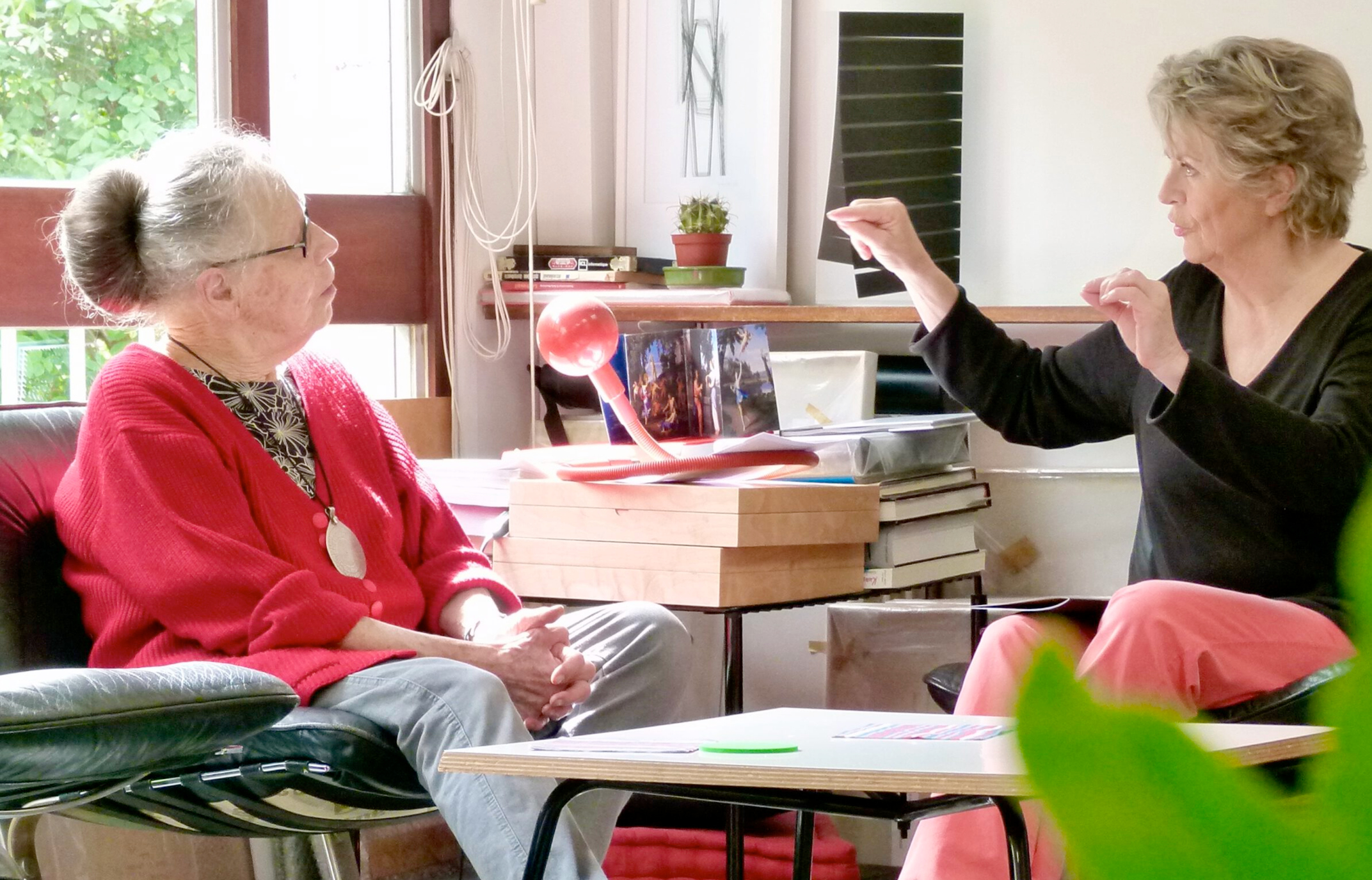 Vera und Linde im Zwiegespräch im Atelier der Künstlerin in Paris.